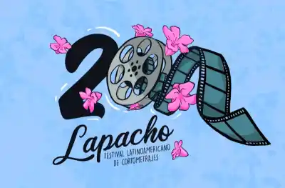 El festival que lleva el cine a las plazas de Resistencia cumple 20 años y nadie paga entrada