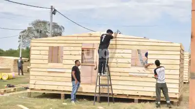 Crecida del Paraná: arman 20 módulos de emergencia y ya hay una familia adentro