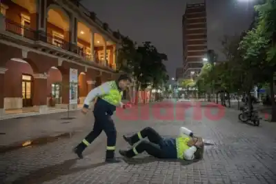 Dos inspectores de Tránsito discutieron frente a plaza Libertad y uno terminó imputado: ella cayó al piso y está internada