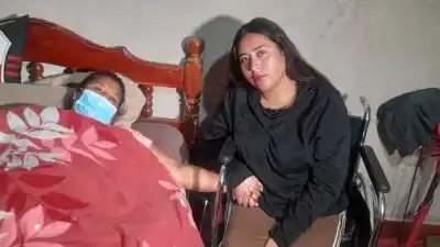 Iba en moto con su hija, la embistieron y quedó dos cuadras sobre el capó: "Por favor, pará"
