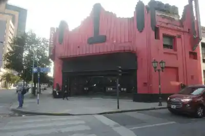 Se desprendió parte del cielorraso del histórico edificio del cine Edison y la bailanta Metrópolis en el centro de San Miguel de Tucumán
