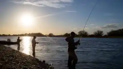 La crecida se comió las playas del Nahuel Huapi, pero los pescadores encontraron su mejor excusa