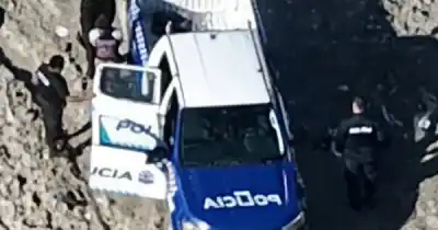 Caminaban junto al pozo 1013 con una mochila: lo que llevaban adentro los delató