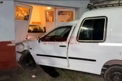 Una camioneta embistió a dos motociclistas y terminó dentro de una cochera: lo que marcó el test de alcoholemia