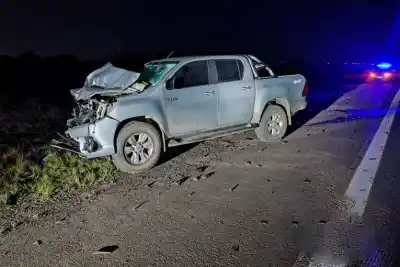 Iba de Mocoretá a Chajarí y terminó incrustado en un acoplado: lo que pasó en la autovía