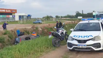 Volcó en el ingreso a Pico y quedó atrapado en el zanjón: el detalle que complicó el rescate