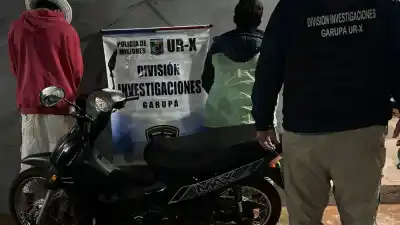 Hizo maniobras peligrosas en moto, cayó al suelo y terminó yendo a los golpes contra los policías