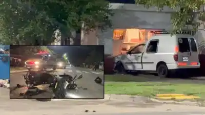 Lo embistió desde atrás en plena intersección y terminó estrellado contra un portón