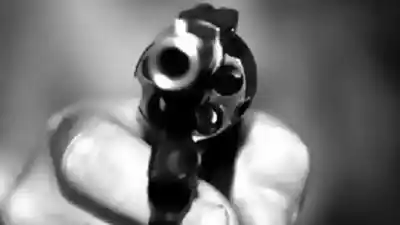 Lo echaron del cumpleaños de 15, se fue en moto y dejó dos armas tiradas en la calle