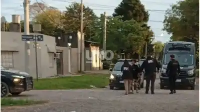 Discutieron en la calle, él cayó al suelo y una vecina vio quién se alejaba