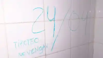 Amenaza de tiroteo en una escuela del barrio Los Flores: hallaron una pintada con fecha en un baño