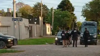 Discutieron en la calle, él cayó al suelo y ella volvió a los minutos: quedó presa
