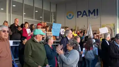 Jubilados y trabajadores se movilizan en Hurlingham contra el posible cierre de un hospital del PAMI