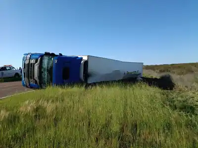Volcó un camión en la Ruta 154 y el operativo se armó entre la banquina y la calzada