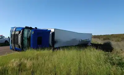 Volcó un camión en la Ruta 154 y desde la policía dieron una orden a todos los que pasan por La Adela