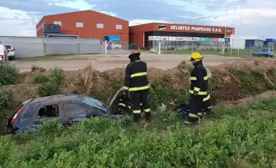 Iba a entrar a General Pico y terminó entre la maleza: el chasis del Ford Ka quedó destruido