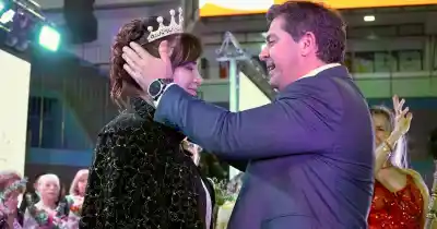 Mónica tiene 64 años, dos hijas y un tratamiento oncológico: la eligieron reina en San Juan