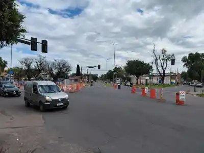 Rosario: la avenida que se parte en dos y obliga a cambiar los colectivos
