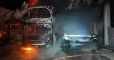 Incendio en Pareditas: tres colectivos destruidos y daños en base de CATA