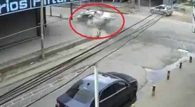 Voló por el aire tras chocar contra los pilotes de una esquina en Lomas
