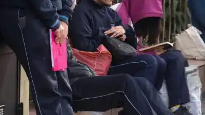 Amenazas de tiroteos en escuelas bonaerenses: prohíben el ingreso con mochilas y se multiplican los controles