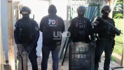 Tres allanamientos en Sauce Viejo: adentro de las casas había algo más que los celulares