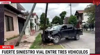 Una camioneta a alta velocidad chocó en Tres Cerritos y terminó contra dos postes