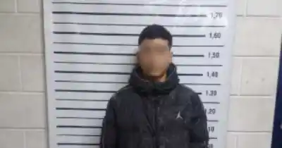 Lo esperaron en bicicleta, le sacaron la moto y horas después la policía encontró algo en la cintura del sospechoso