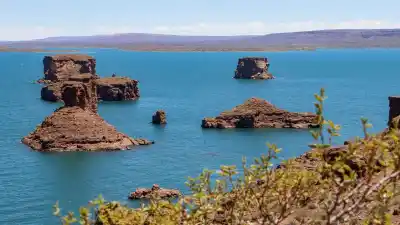 Frenó la lancha para desenganchar el anzuelo y las piedras de la orilla tenían 100 millones de años