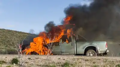 Dejó la camioneta para buscar señal en la Ruta 237 y al volver ya había explosiones