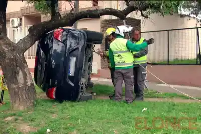 Volcó con su auto en Paraná, quedó bajo un árbol y fueron los vecinos los que lo sacaron