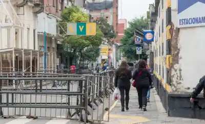Habilitan la circulación peatonal en calle Mendoza pero el tránsito vehicular sigue restringido por riesgo de derrumbe