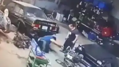 Cruzó en rojo, golpeó a un mecánico y volvió con cinco más: adentro del taller los esperaba algo peor