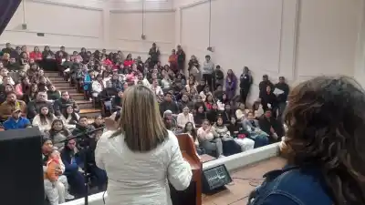 500 chicos pelean por 150 bancos en el Colegio N.º 1: el dato que ya alarma a las familias
