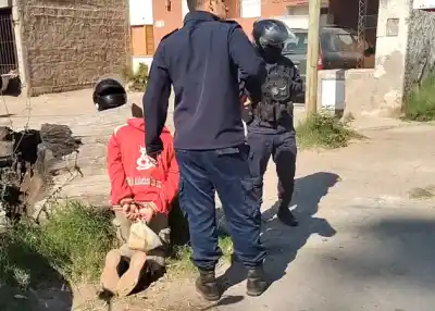 Llevaba un portón cortado por la calle y la explicación que dio a la policía no convenció