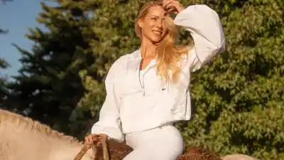 Nicole Neumann lanzó su cápsula de ropa deportiva y mostró los looks en una campaña al aire libre