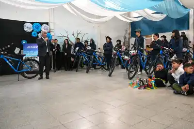 12 chicos de Donovan recibieron su bicicleta nueva, pero la lluvia les jugó una mala pasada