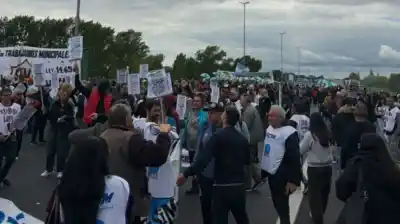 Cortaron la autopista a La Plata en pleno Quilmes: el reclamo que tiene a los municipales en pie de guerra