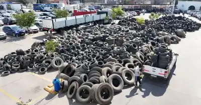 Van con neumáticos viejos al Centro Cívico y vuelven con algo verde bajo el brazo