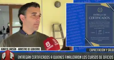 Jarsón entregó certificados de oficios y lanzó una advertencia sobre el empleo estatal