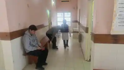 El agua sale clara pero no se puede ni oler: lo que pasa en las aulas de una escuela de Perico