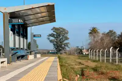 Hay dos trenes listos para volver a La Picada, pero un caño de un metro los frena