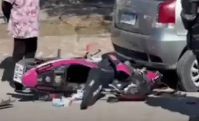 Un motociclista terminó internado tras un choque en Trelew: dónde fue