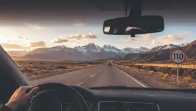 Manejar con una copa de más o con sueño: la campaña que vuelve a poner el foco en cuatro hábitos al volante