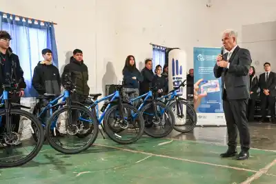 Poggi repartió TuBi en El Trapiche y los chicos de Primaria le hicieron un pedido imposible
