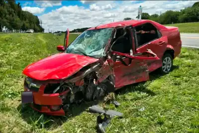 Iban por la ruta con doble línea amarilla: el frente de la camioneta y el Fiat quedó destrozado