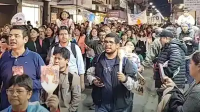 Docentes vuelven a marchar con antorchas: el reclamo que también mira a Corrientes