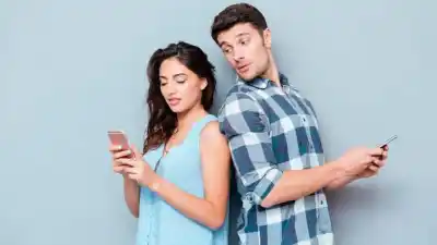 El celular, la ropa y las contraseñas: las señales que muchos adolescentes confunden con amor