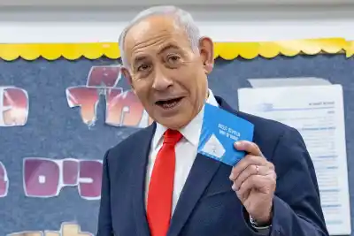 Israel vota con un récord que no se daba desde 1973 y Netanyahu ya habla de "robar las elecciones"