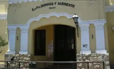 Dos jóvenes dormían en la puerta de la escuela Sarmiento y la policía los despertó
